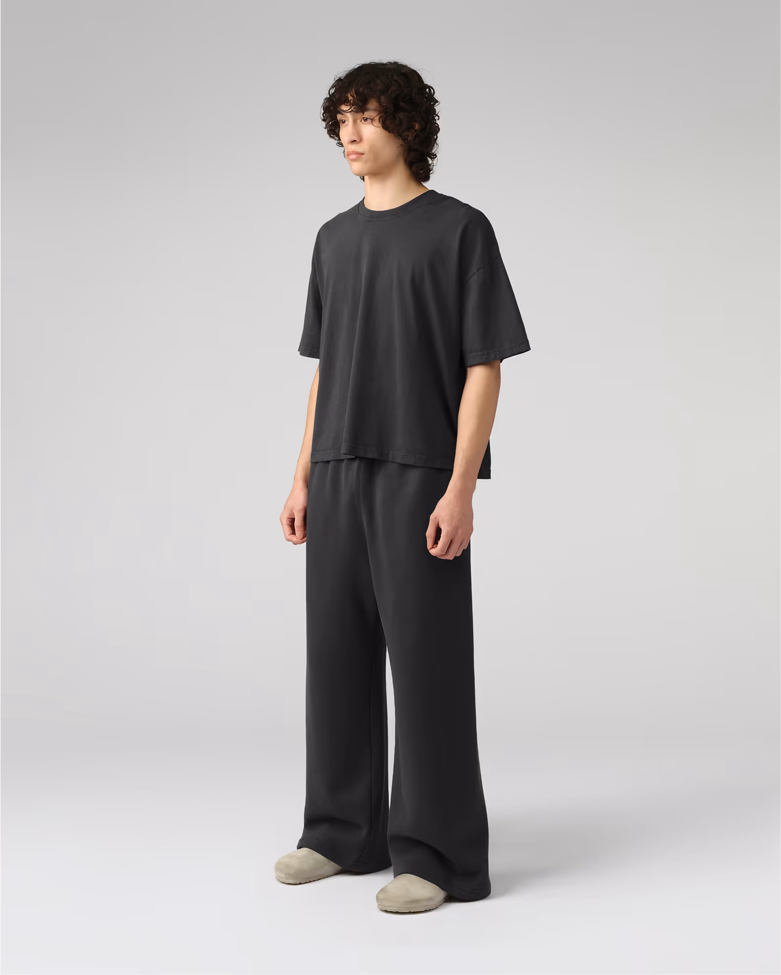 An expansive, uncuffed silhouette that maximizes volume for bold, contemporary styling. Crafted from our heavyweight organic cotton fleece with natural rubber replacement for the waistband.