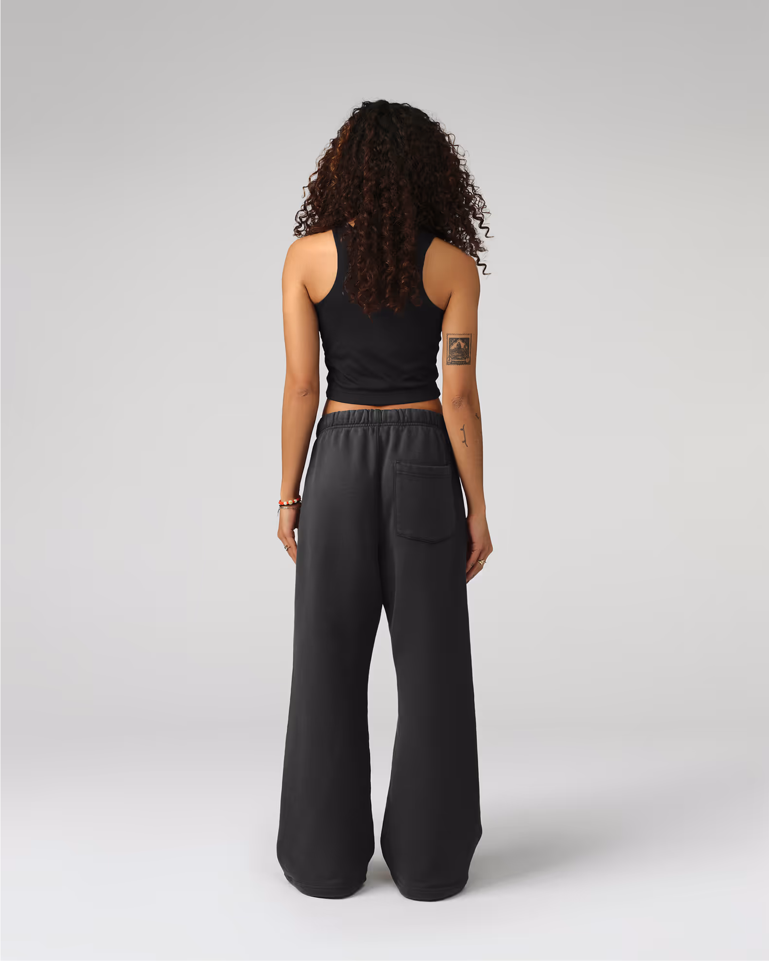 An expansive, uncuffed silhouette that maximizes volume for bold, contemporary styling. Crafted from our heavyweight organic cotton fleece with natural rubber replacement for the waistband.