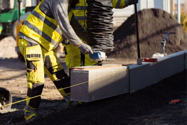 Gebruik van de vacuum-plaatsing bij boordstenen in Kortrijk