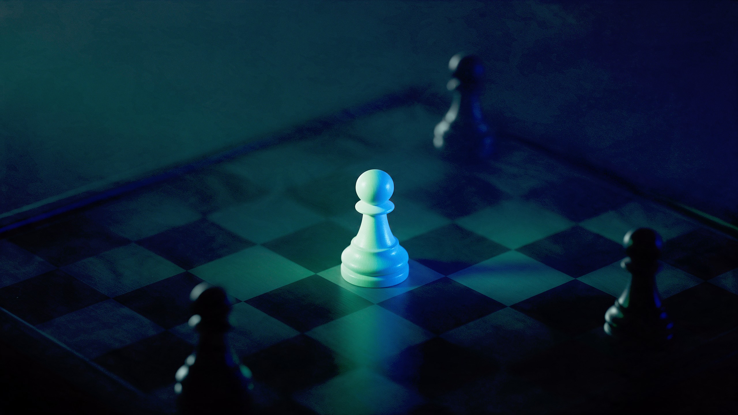 Un pion d'échecs éclairé au centre d'un plateau, les autres pions restant dans la pénombre
