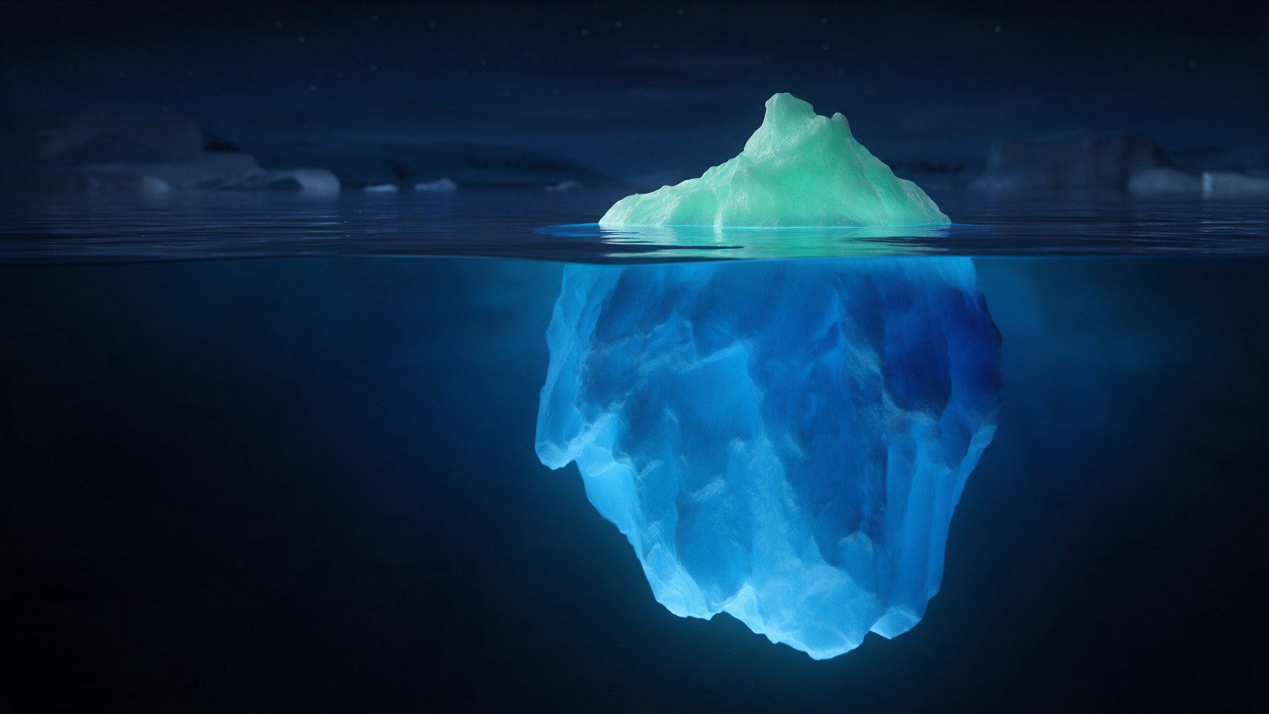 Iceberg de nuit, la petite partie émergée éclairée et la masse immergée visible sous l'eau