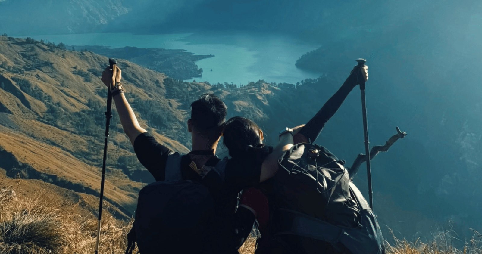 A panoramic view of Mount Rinjani’s crater lake Segara Anak under a clear blue sky, Lombok, Indonesia.