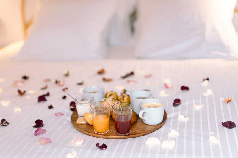 petit déjeuner sur le lit pétales de fleur