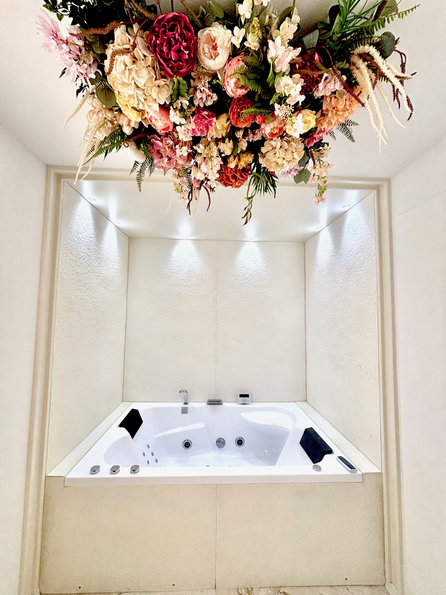 blanéo de la suite lyra avec décoration florale au plafond