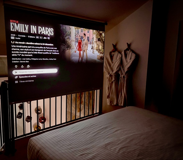 ecran de cinema face au lit