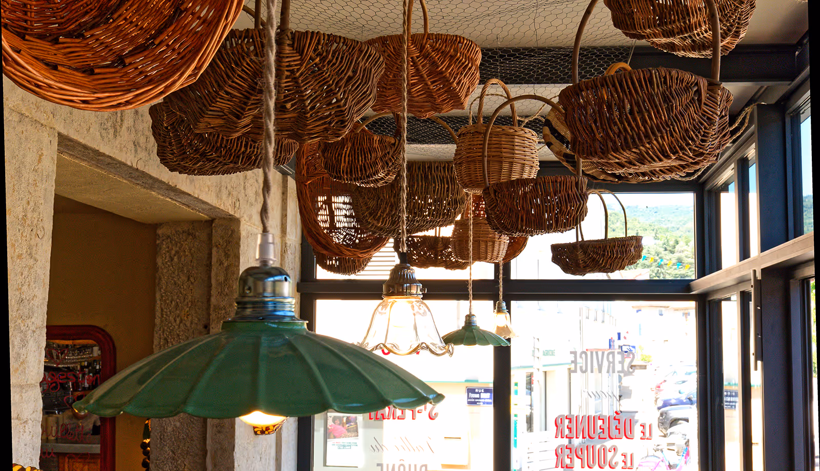 Salle chaleureuse du bistrot Aux Cœurs Fidèles