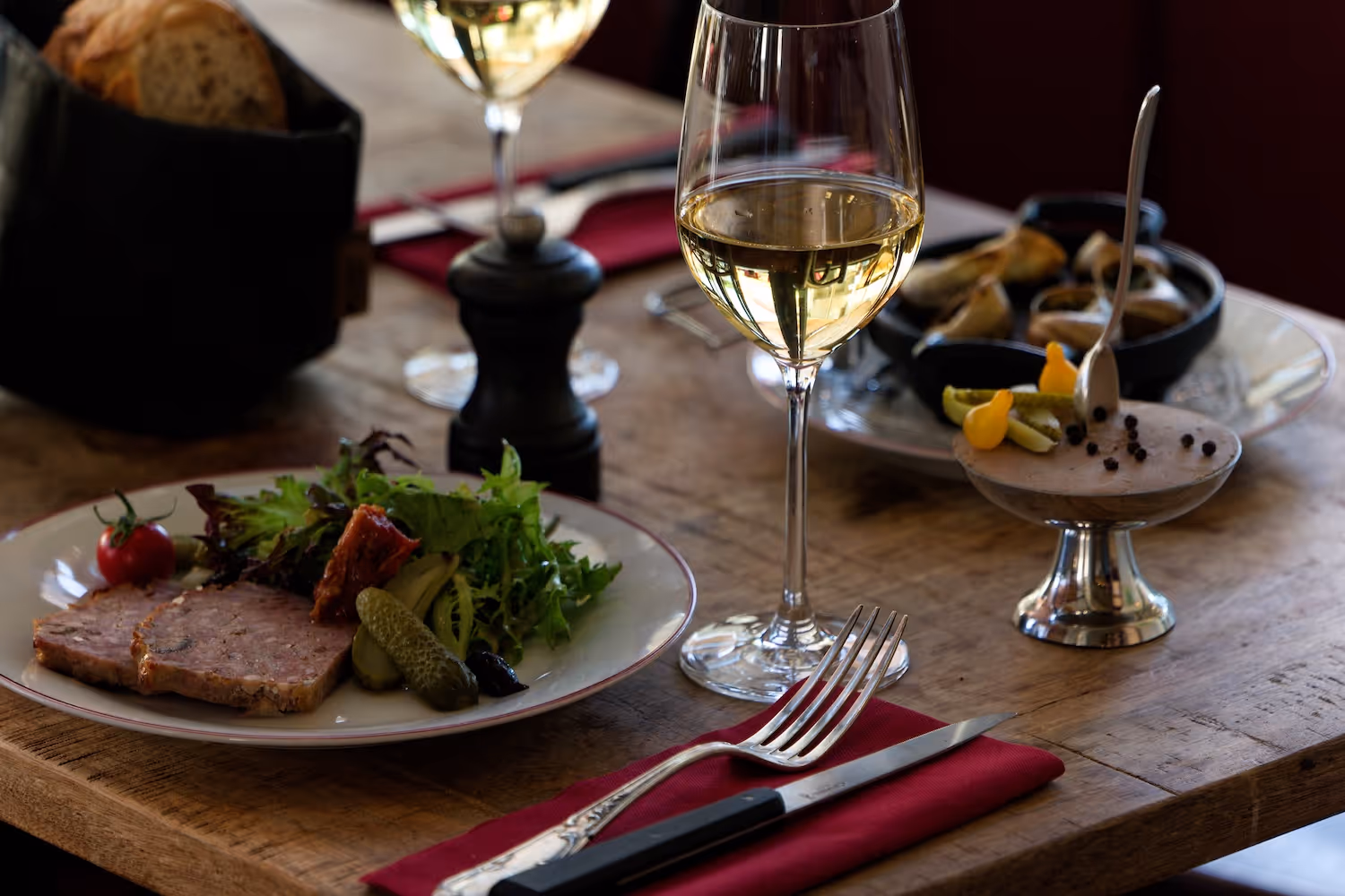 Terrine traditionnelle française servie avec pain chez Aux Cœurs Fidèles