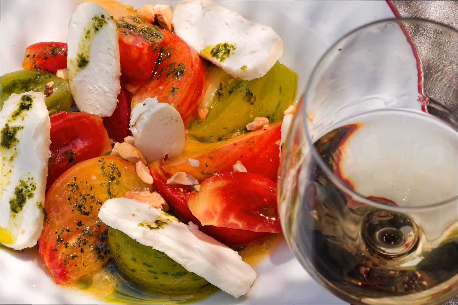 Entrée fraîche : salade tomates mozza à Aux Cœurs Fidèles”