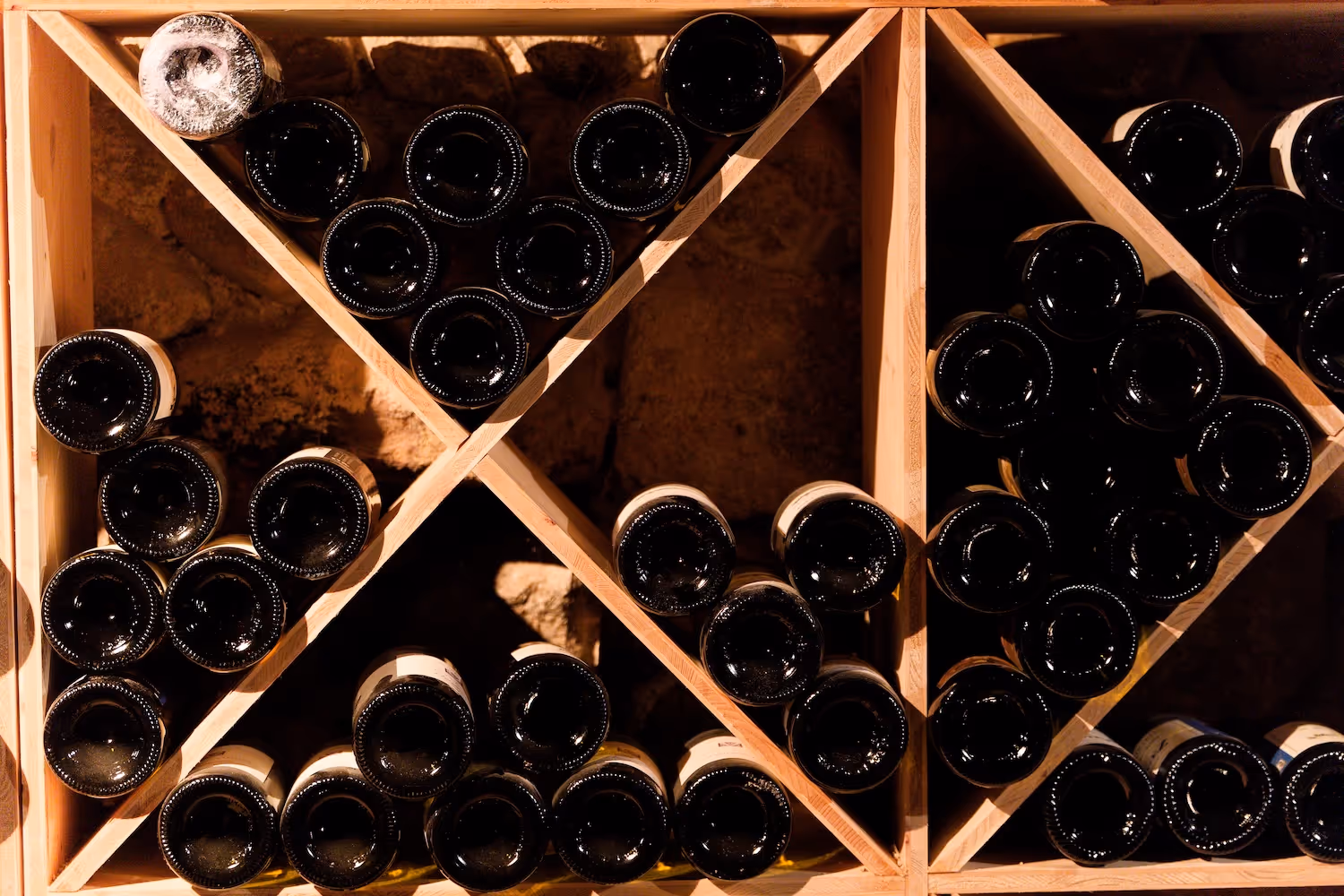 la cave à vin suit le Rhône comme un fil rouge (ou blanc), de sa source alpine jusqu’à la Méditerranée.