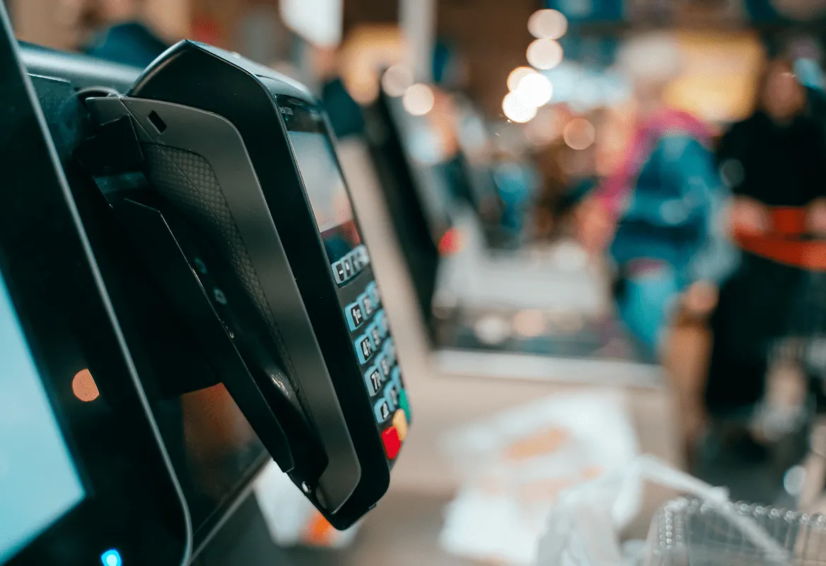 Бежични терминал за наплату са дизајном слушалице у продавници.