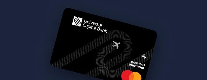Crna poslovna platina Mastercard kartica banke Universal Capital sa logoom aviona.