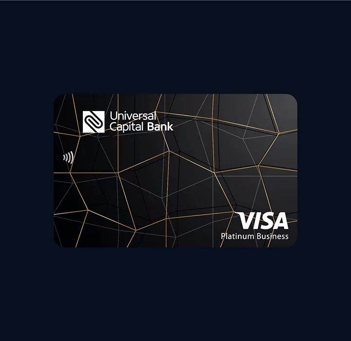 Crna platnena platna Visa poslovna kartica sa zlatnim i sivim geometrijskim linijama i logoom Universal Capital Bank.