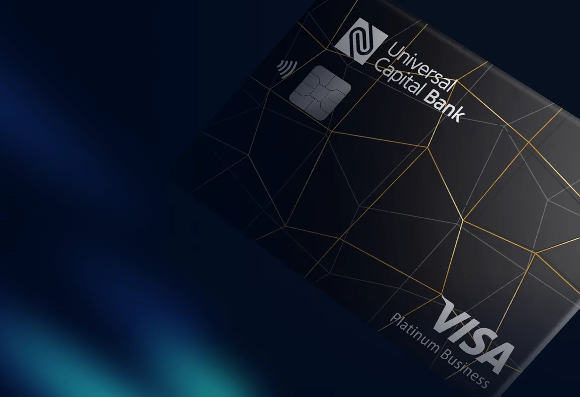 Crna Visa Platinum Business kartica banke Universal Capital sa zlatnim linijama.