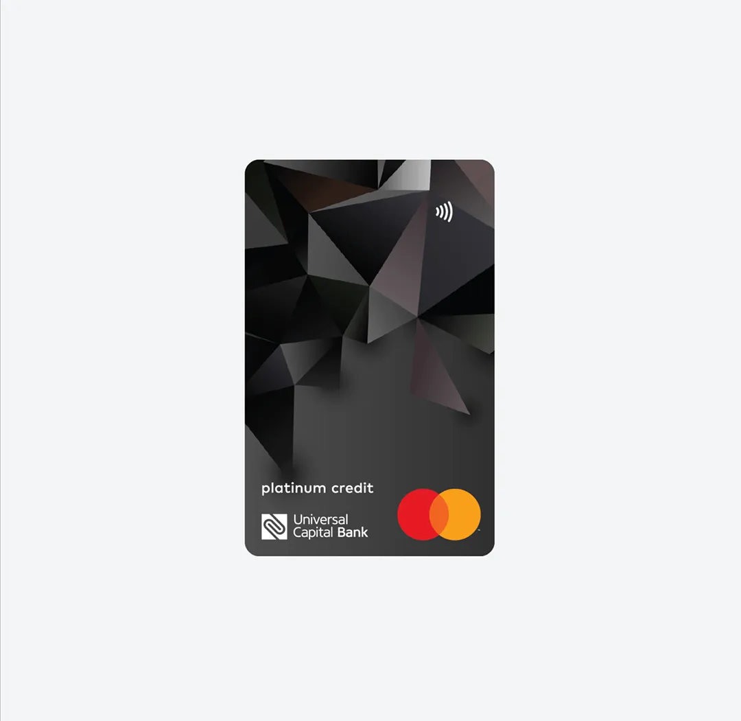 Platinum kreditna kartica Universal Capital Bank sa apstraktnim tamnim geometrijskim uzorkom i Mastercard logotipom.