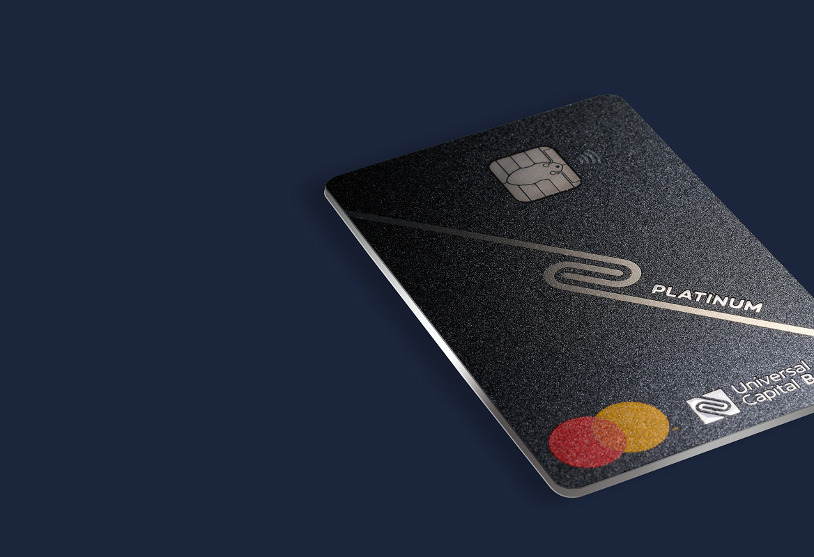 Platinum Mastercard kreditna kartica iz Universal Capital Bank na tamnoplavoj podlozi.