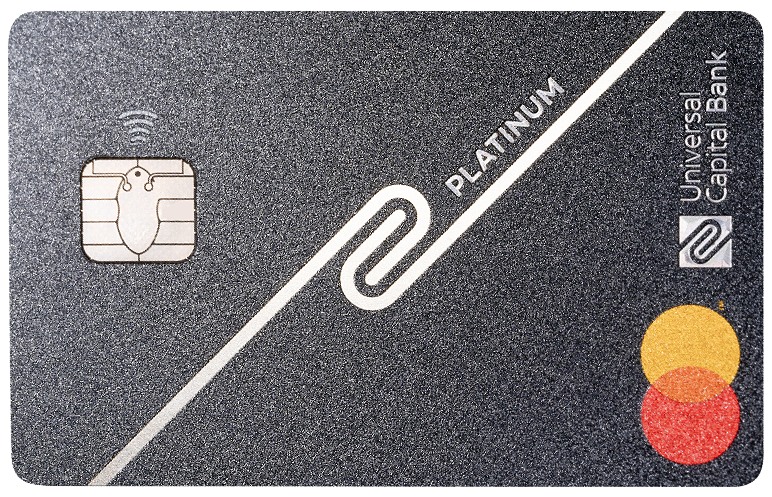 Siva platina platna kartica sa čipom i oznakom beskontaktnog plaćanja, logom Universal Capital Bank i MasterCard simbola.