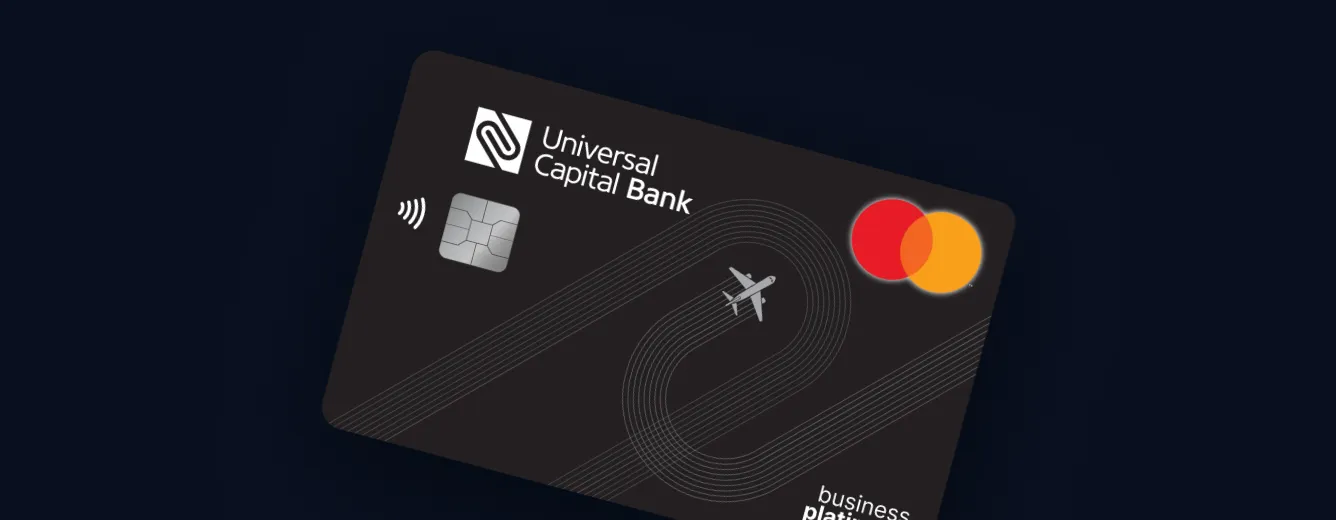 Crna kreditna Mastercard platna kartica sa logoom Universal Capital Bank, simbolom aviona i oznakom bezkontaktne tehnologije.
