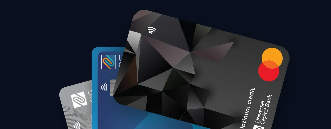 Tri platne kartice naslagane, prednja je crna Mastercard platna kartica sa geometrijskim uzorkom.