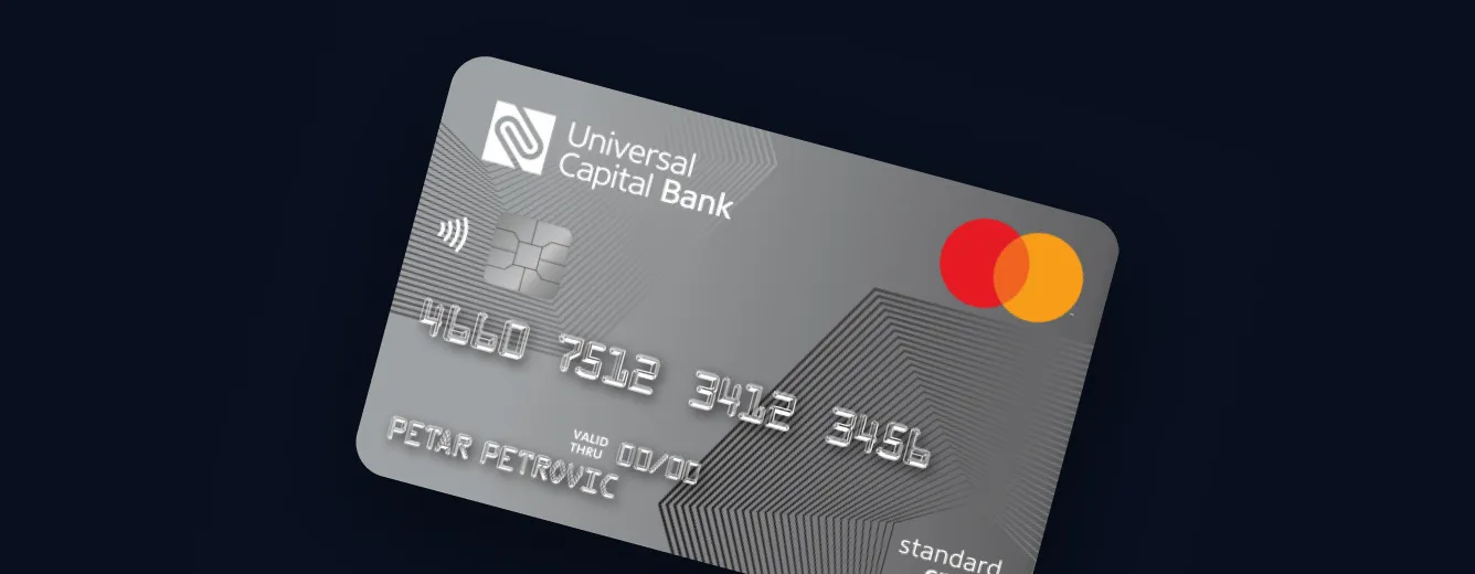 Siva kreditna Mastercard kartica Universal Capital Bank sa brojem, imenom vlasnika Petar Petrović i mikročipom.