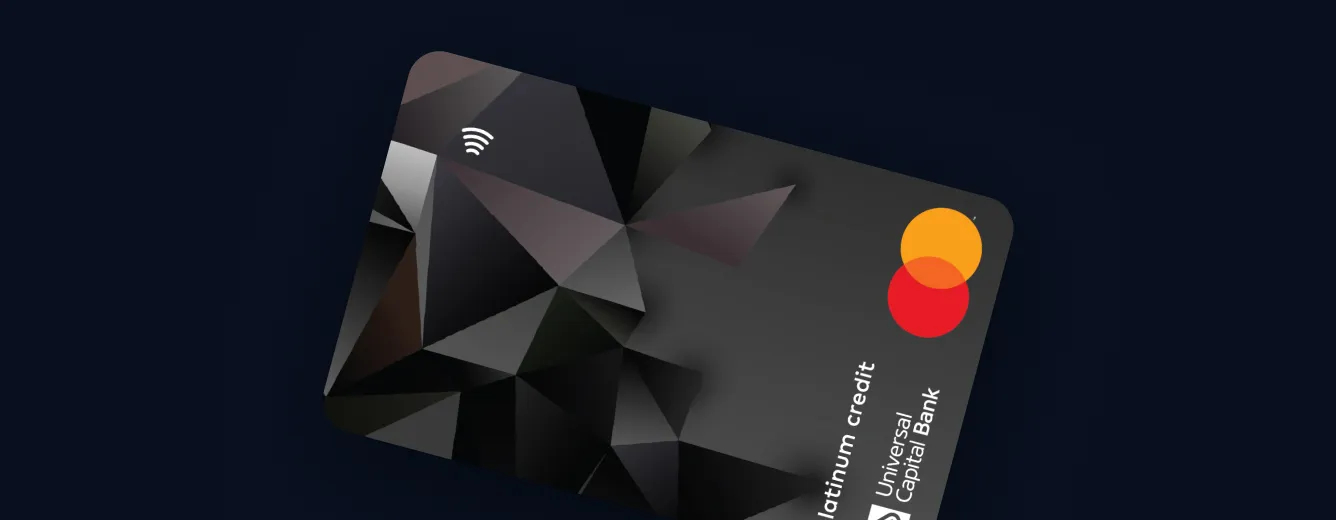 Crna Mastercard Platinum kreditna kartica sa geometrijskim uzorkom i logom Universal Capital Bank na tamnoj pozadini.