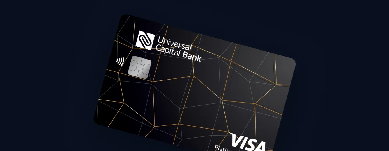 Crna VISA Platinum poslovna platna kartica sa zlatnim geometrijskim linijama i logoom Universal Capital Bank.
