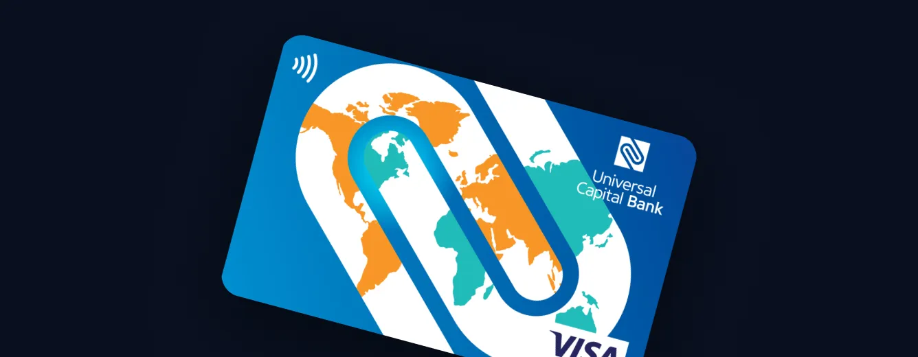 Plava Visa debitna kartica Universal Capital Bank sa stilizovanom mapom sveta u narandžastoj i plavo-zelenoj boji.