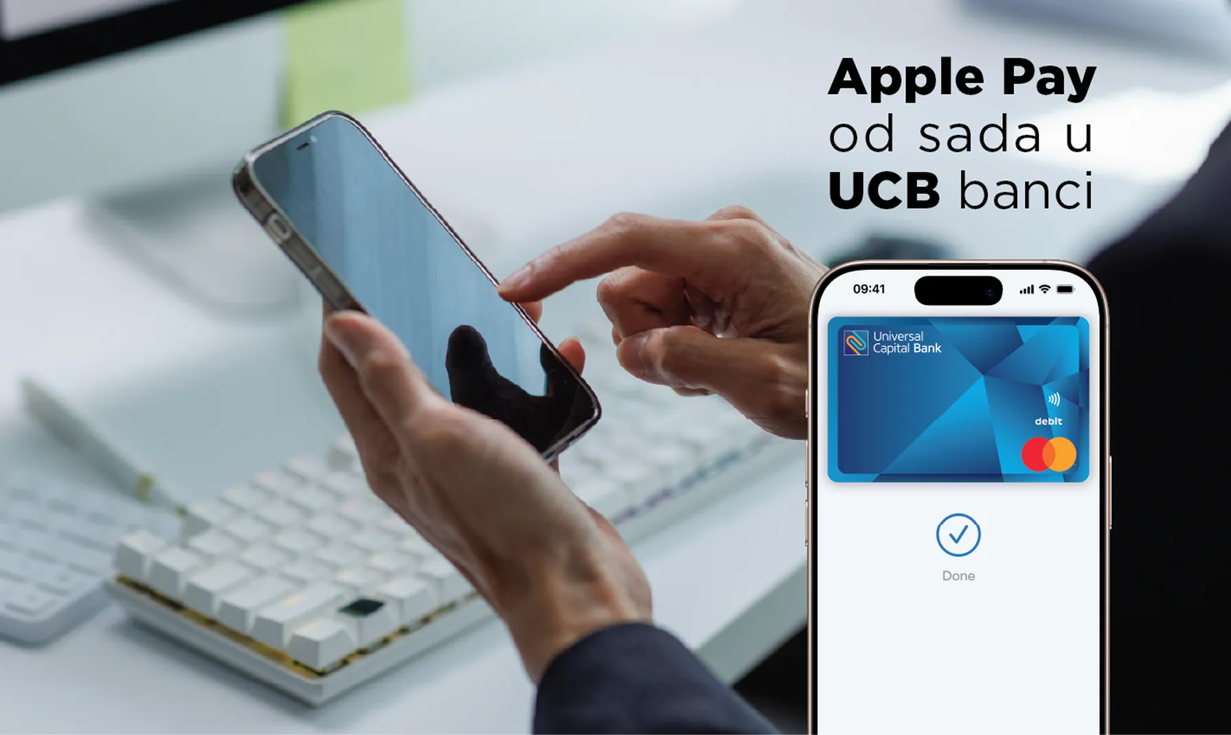 Ruke drže pametni telefon sa prikazom Apple Pay aplikacije na ekranu, sa logoom Universal Capital Bank kartice i natpisom o dostupnosti Apple Pay usluge u UCB banci.