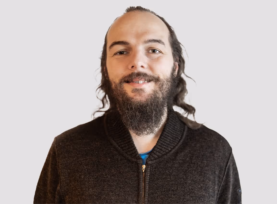 Geschäftsführer von Leto AI im Büro bei einem Meeting