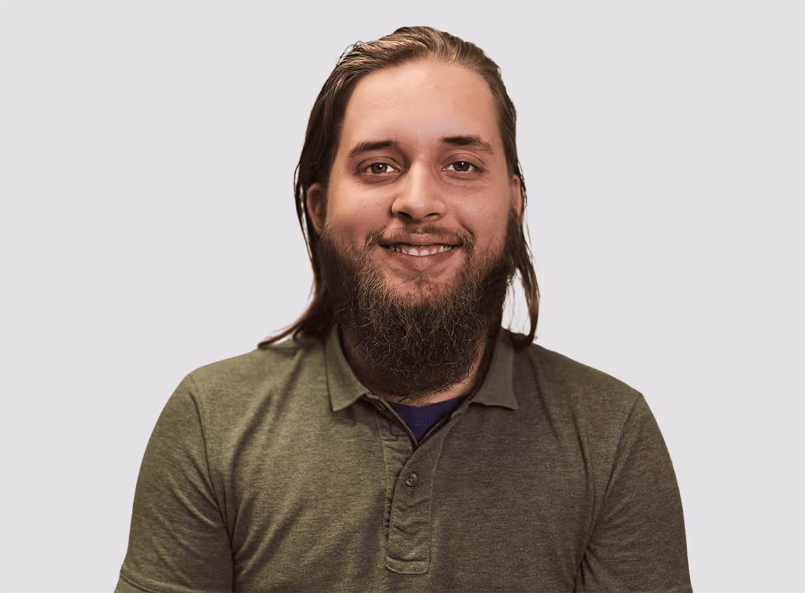 Mitarbeiter von Leto AI arbeitet konzentriert an einem Schreibtisch mit mehreren Monitoren