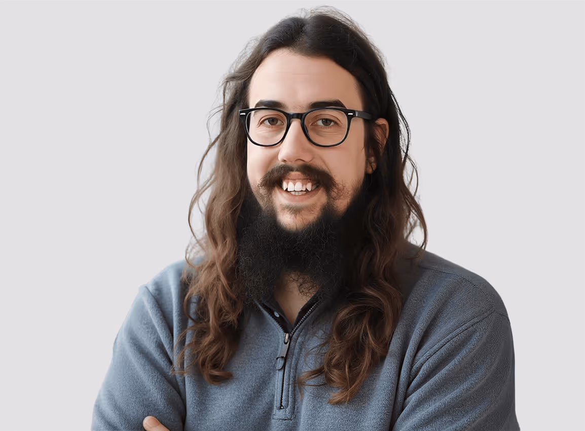 Mitarbeiter von Leto AI arbeitet konzentriert an einem Schreibtisch mit mehreren Monitoren