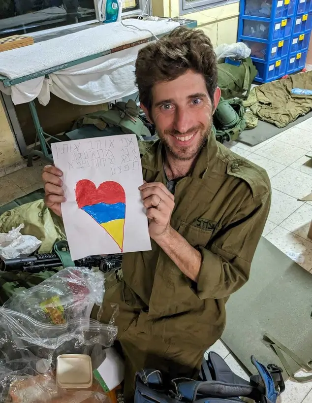 איתי פרי ז״ל מחזיק בידו את ציור הלב המפורסם שצייר לו עידו - בנו הבכור