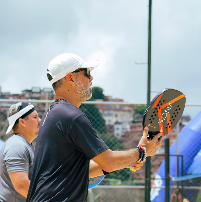 Joueur de padel qui va réceptionner une balle