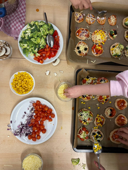 Von Kindern gedeckter Tisch
