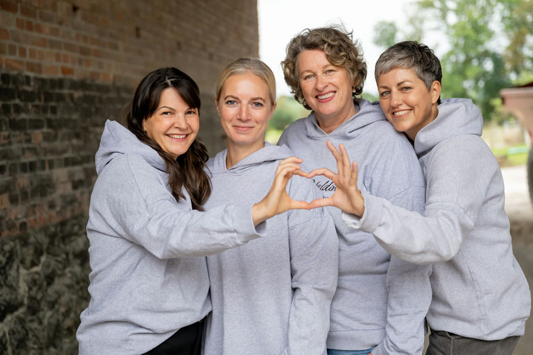 4 Frauen formen ein Herz