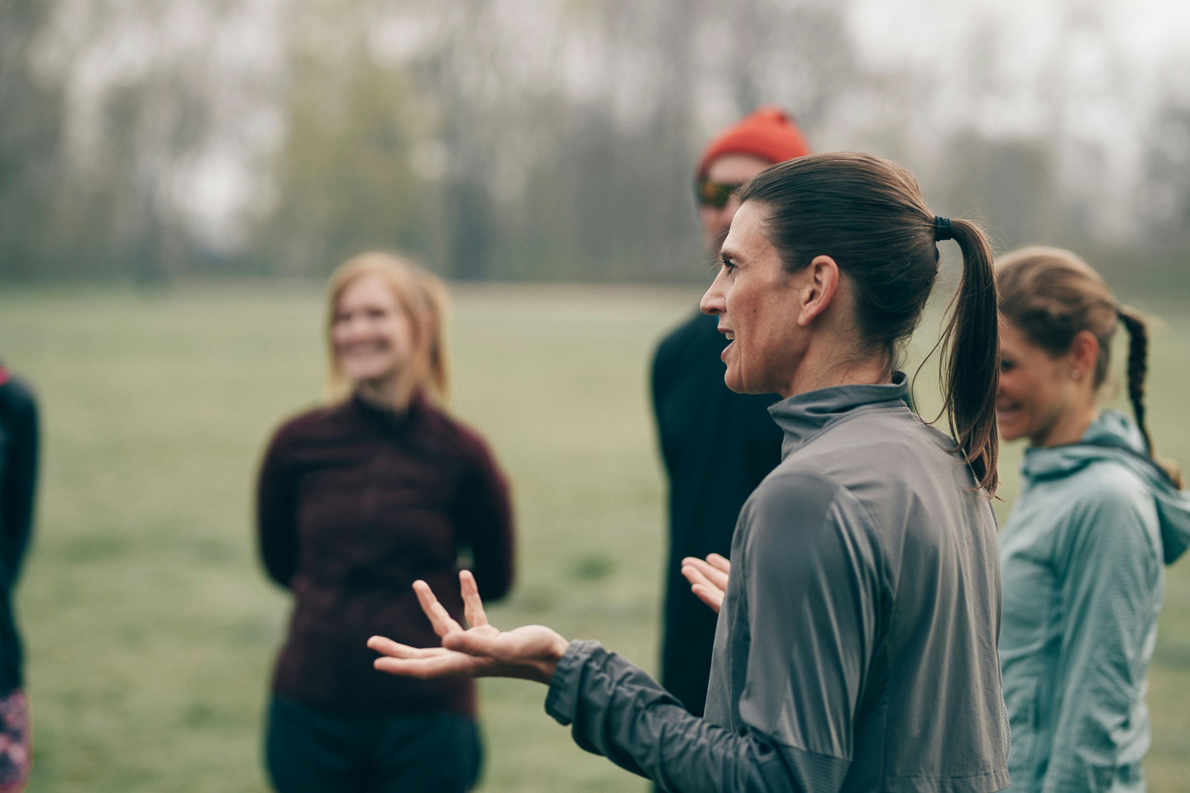 Eine Gruppe Sporttreibender beim Laufen draußen