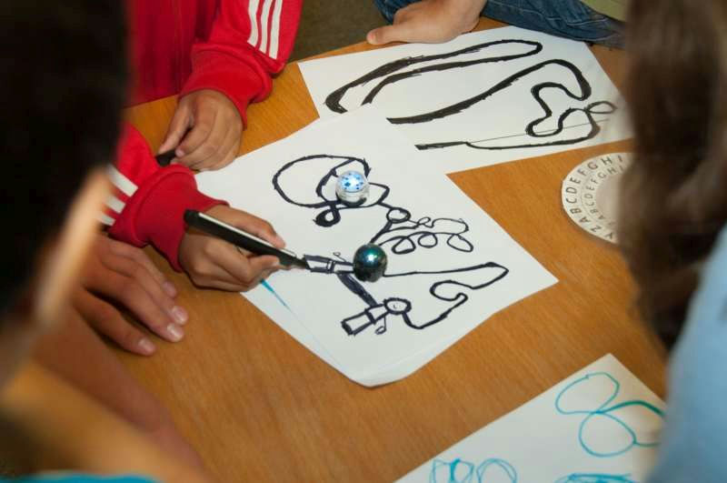 Kinder führen Ozobot