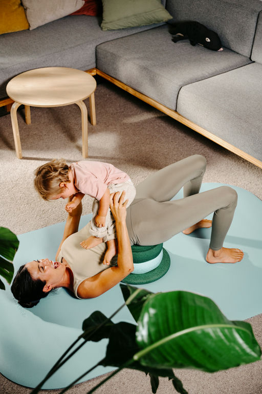 Mama macht Yoga mit Baby