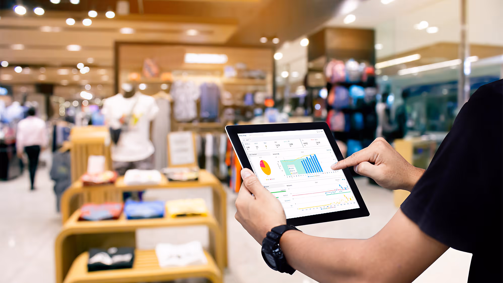 A retailer checking their energy consumption and receiving insights on how to reduce their energy consumption with Dapesco's solution