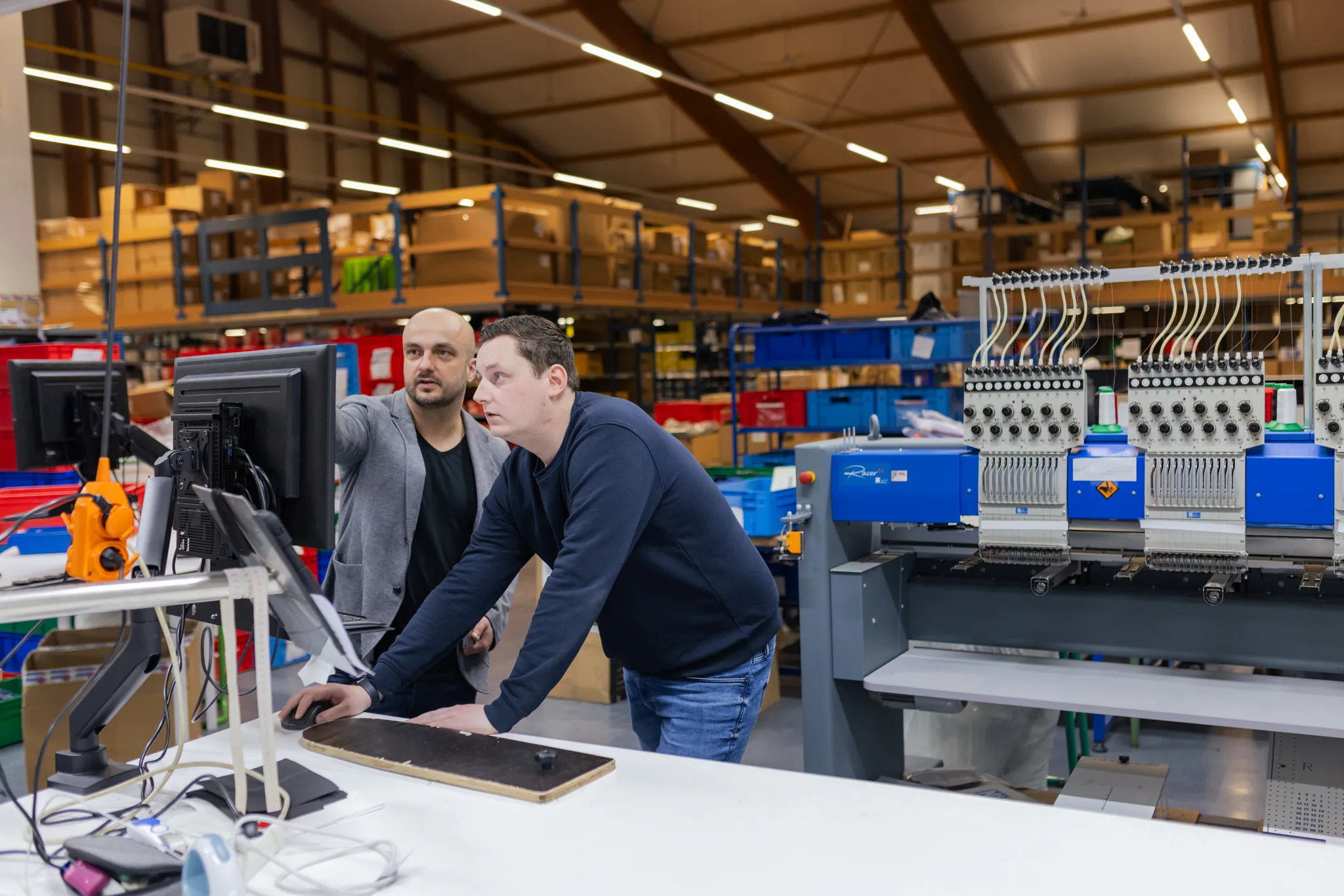 vPlan consultant provides tailored optimisation training in a warehouse setting, focused on improving workflows with vPlan.