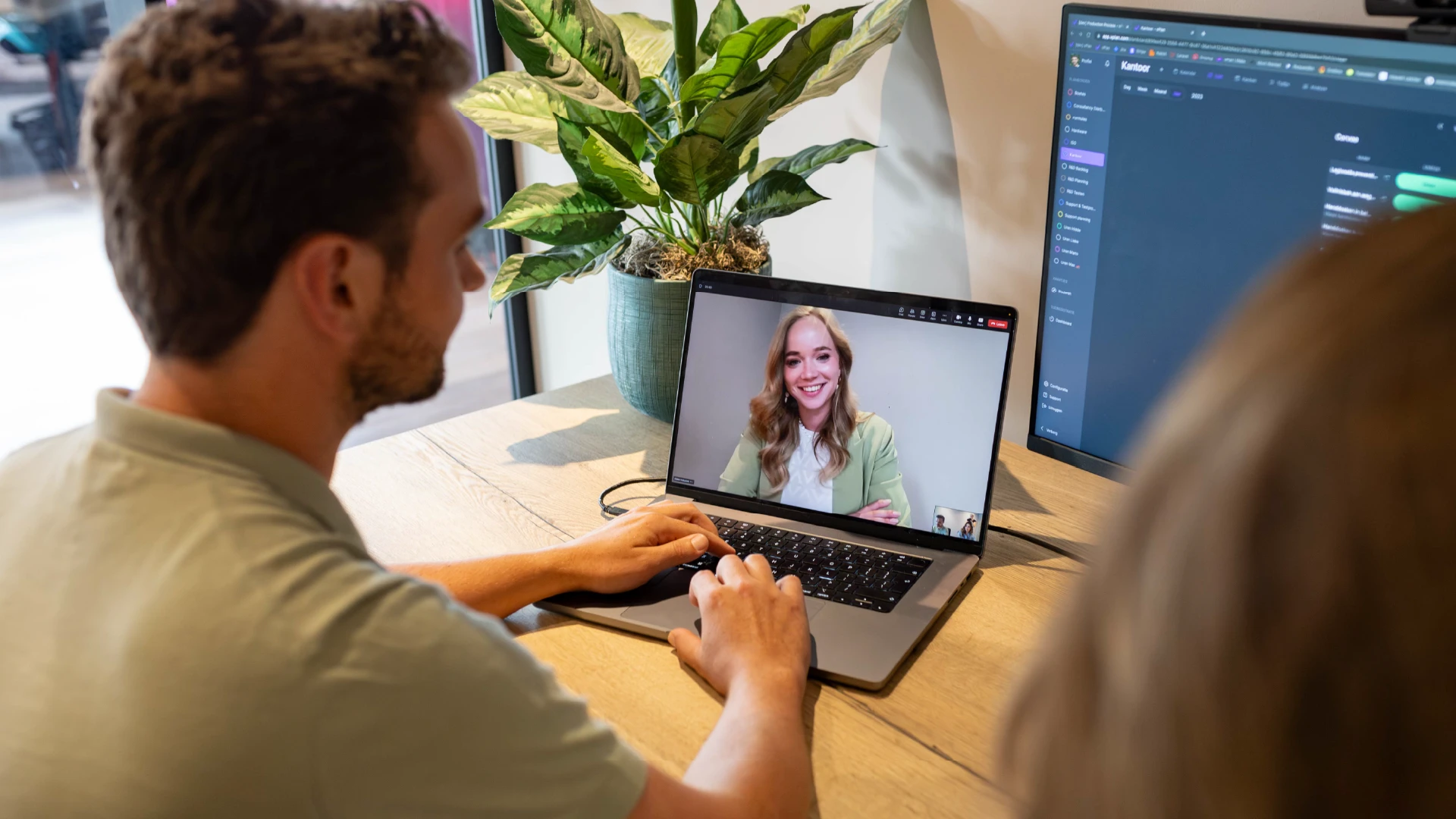 Consultant geeft APK Training via videogesprek en helpt gebruikers hun planningsproces analyseren en vPlan optimaliseren.