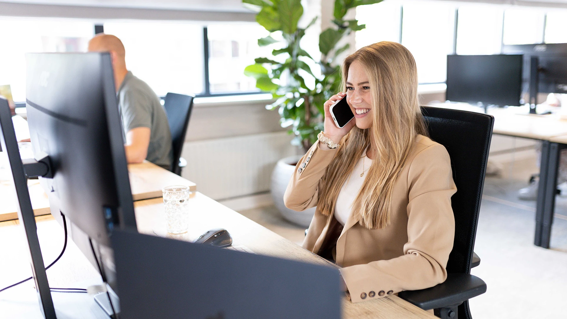 vPlan-consultant beantwoordt een telefoontje van een geïnteresseerde in een planningsgerichte training met vPlan.