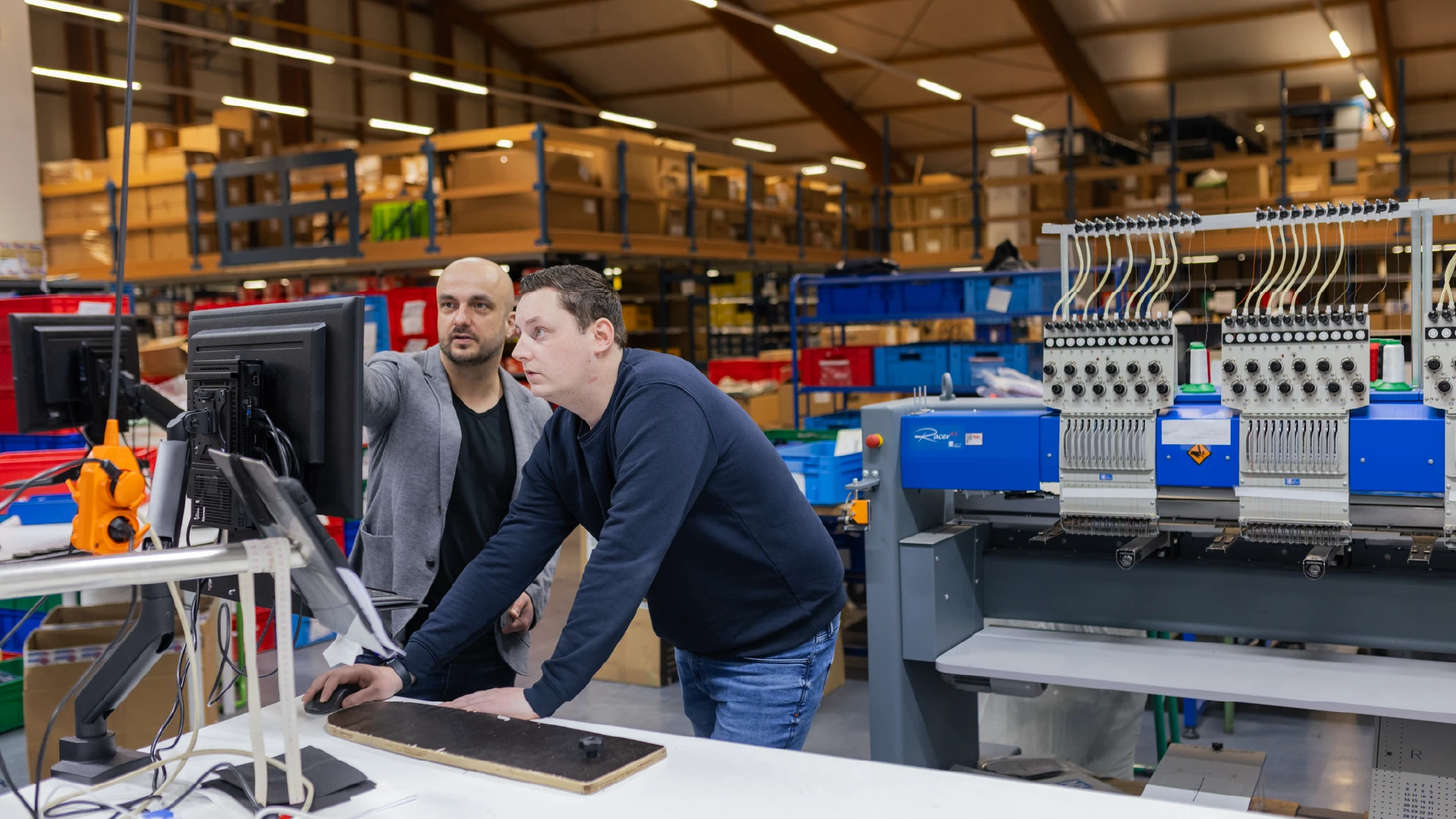 vPlan-consultant geeft maatwerktraining in een magazijnomgeving gericht op het optimaliseren van workflows met vPlan.