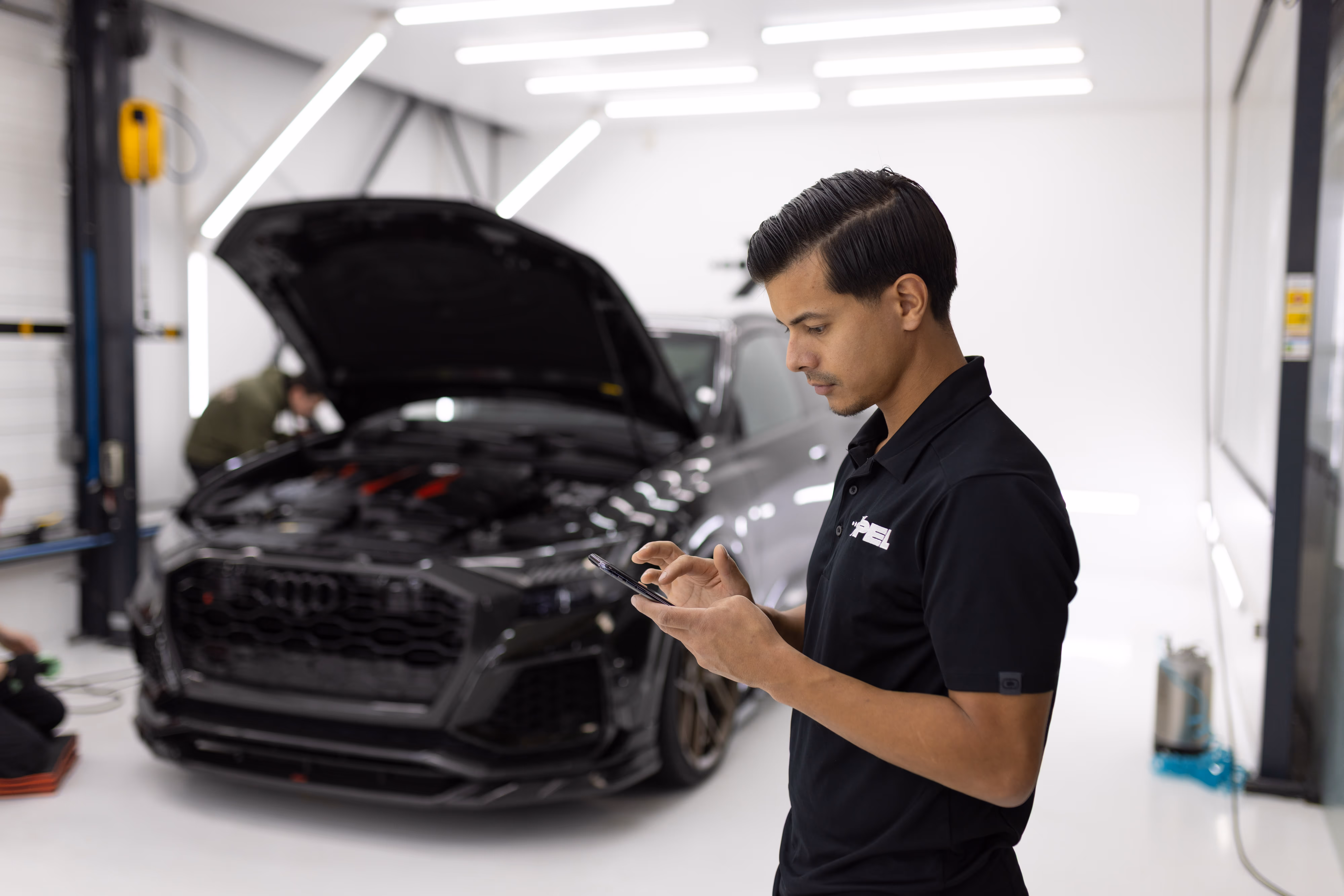 Two employees in a production environment reviewing the schedule on a computer screen to optimize processes and tasks using vPlan.