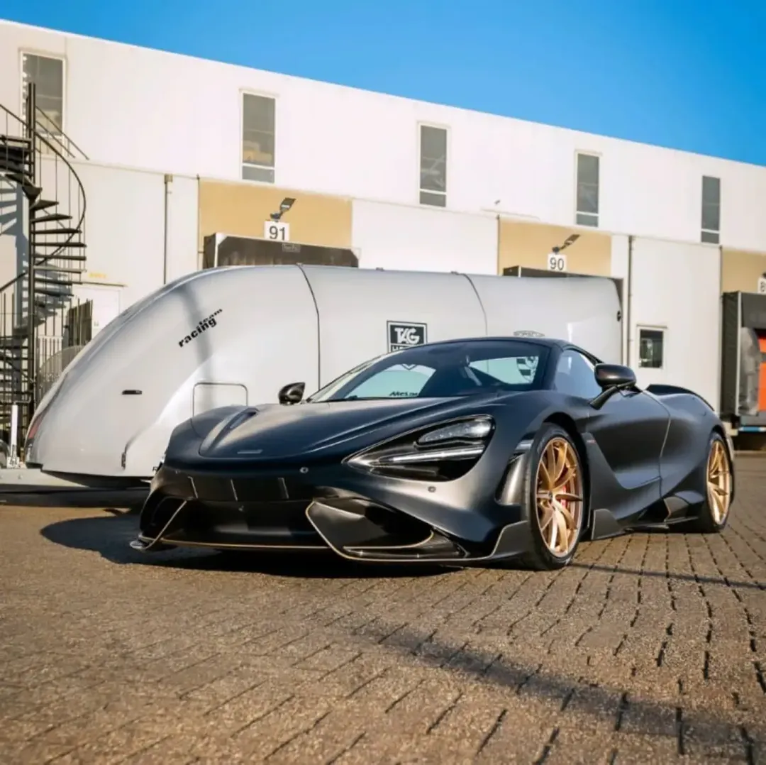 Exclusieve auto voor een gesloten autotransporter