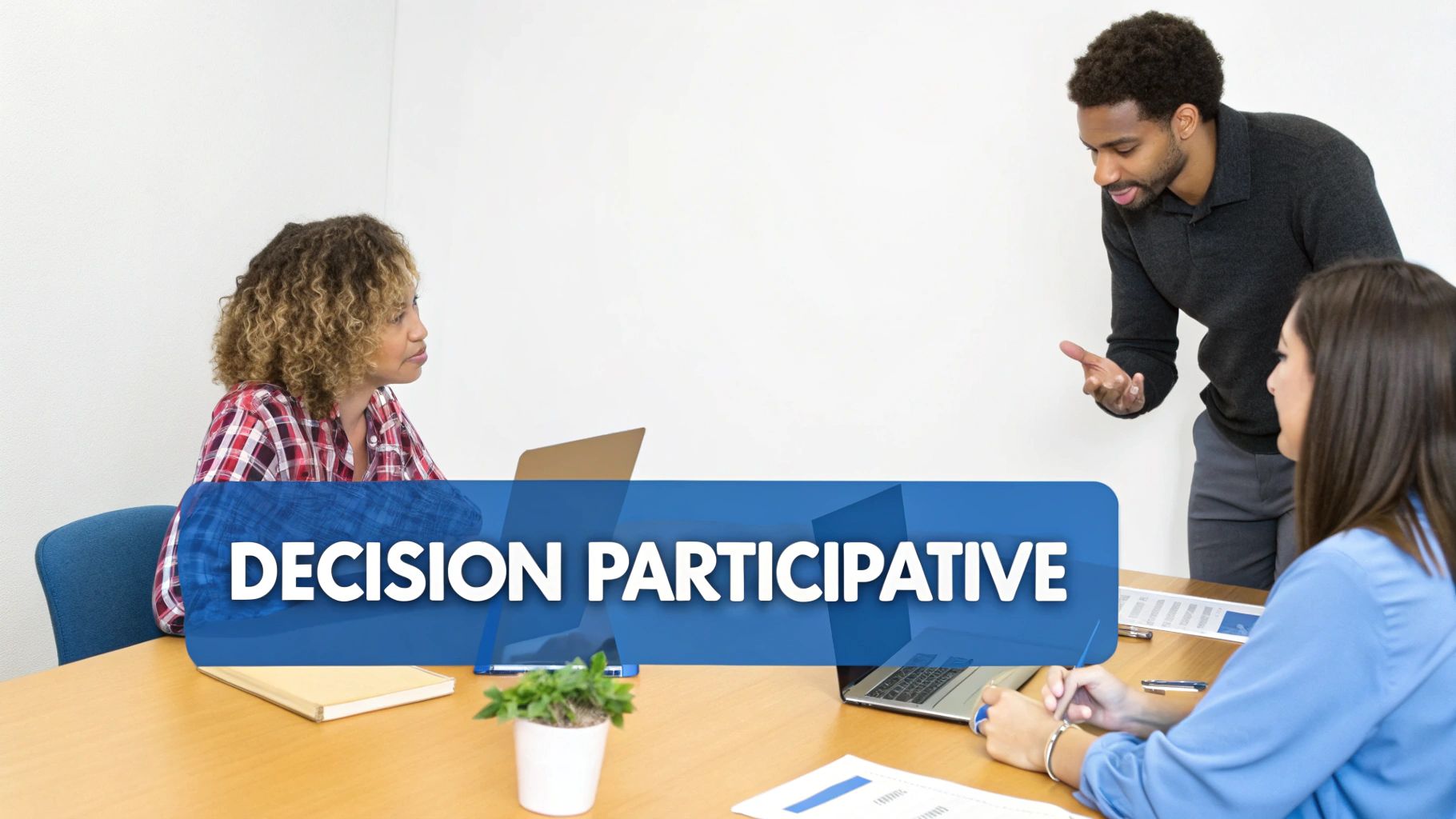 Trois personnes en réunion discutent activement, un homme debout s'adressant à deux femmes assises, pour une décision participative.