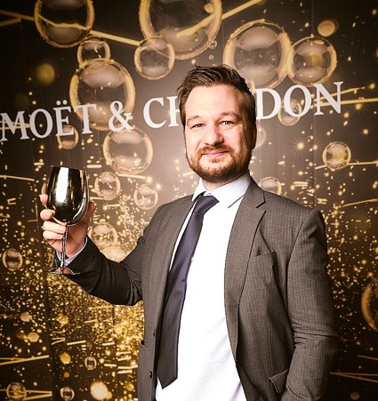 Photo of Mathieu Konnert holding a glass of Moët