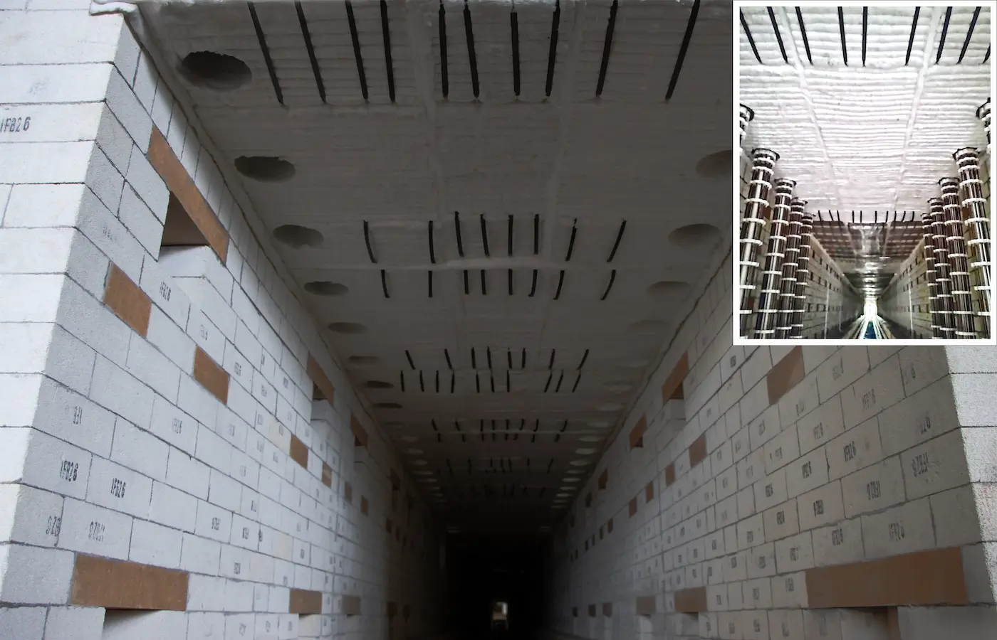 Vista interior del techo del horno con Módulos Stud-Tite y soportes verticales para elementos calefactores. Módulos Stud-Tite instalados entre los muros laterales de ladrillo, con espacio para los calentadores de carburo de silicio.