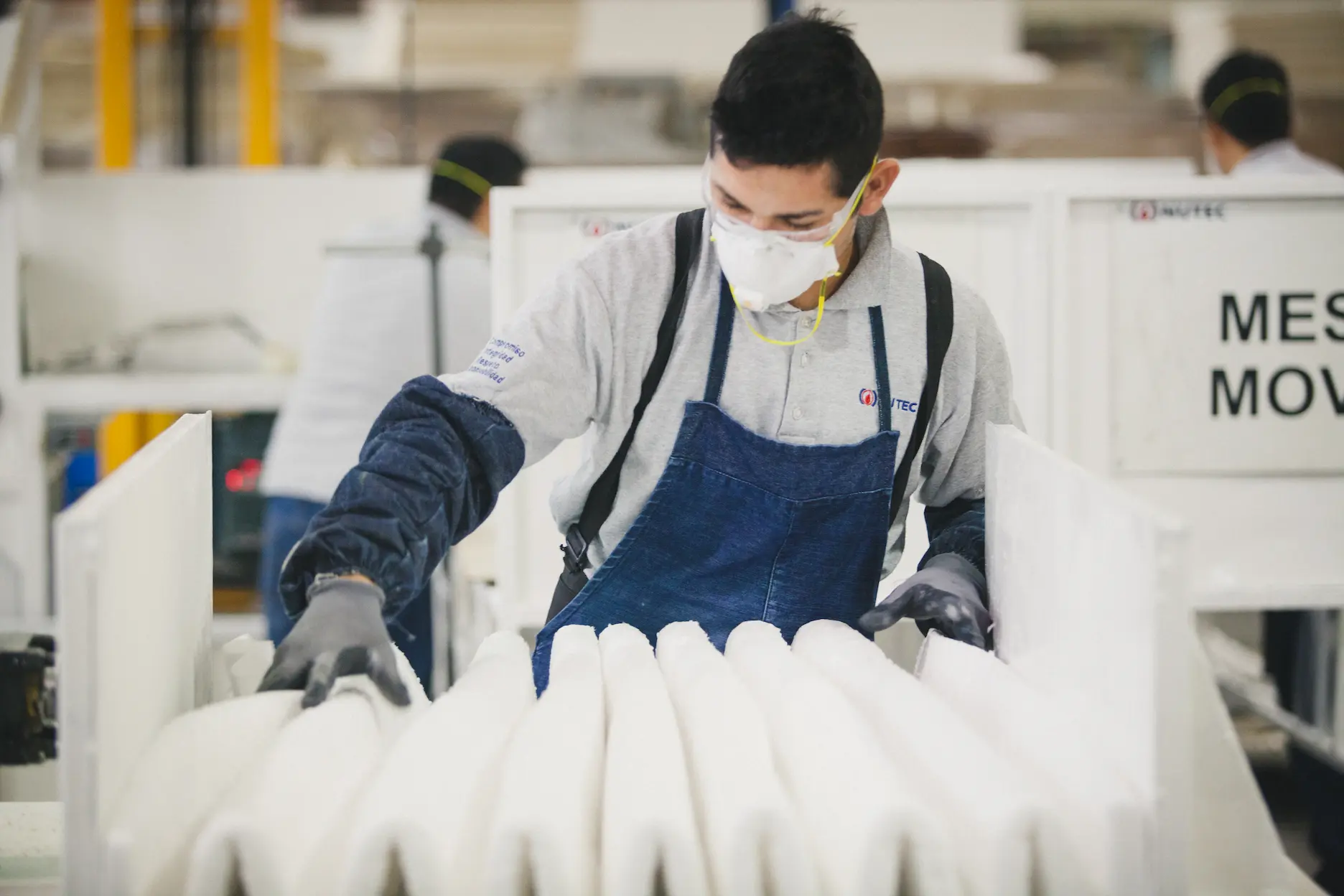 Trabajadores de NUTEC en planta