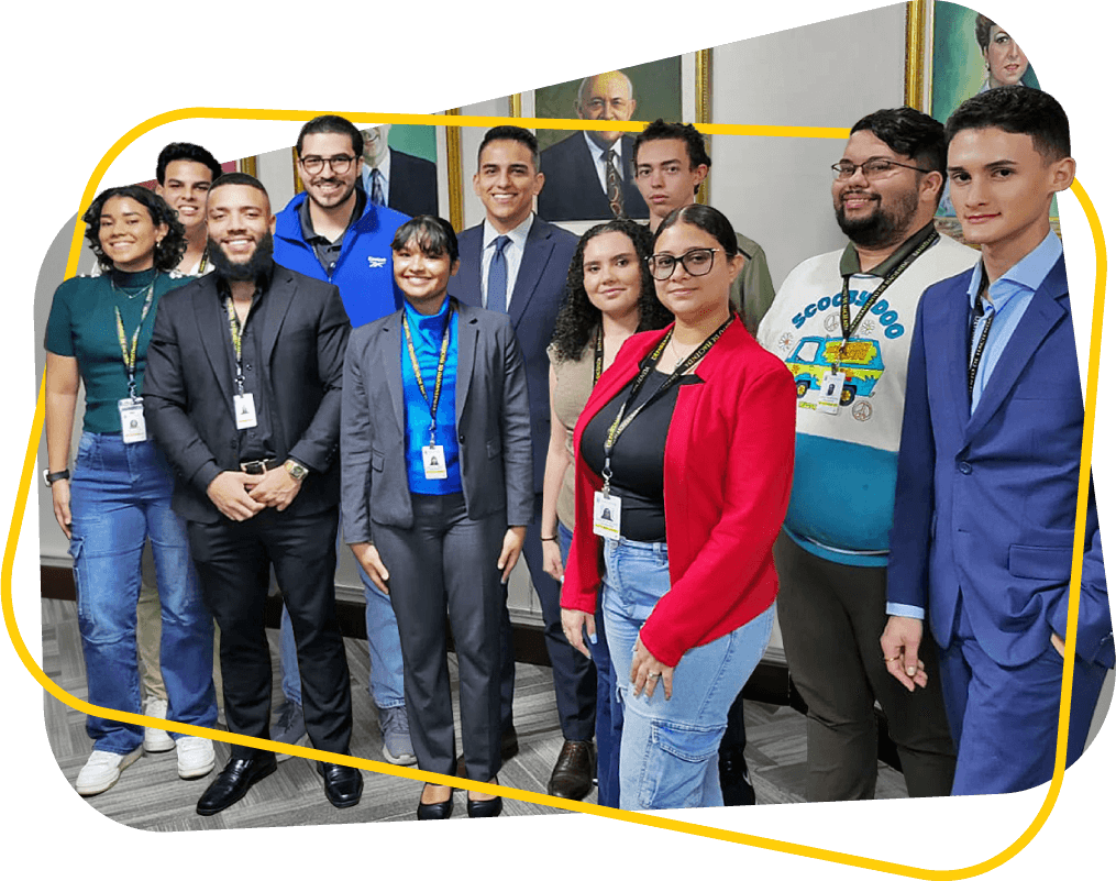 Grupo de cinco jóvenes profesionales, de pie uno al lado del otro, sonriendo y abrazados en un entorno moderno. La imagen transmite diversidad, compañerismo y entusiasmo, ideal para representar un programa de internado inclusivo y colaborativo.