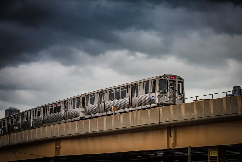 A photo of the Chicago "L" (elevated train)